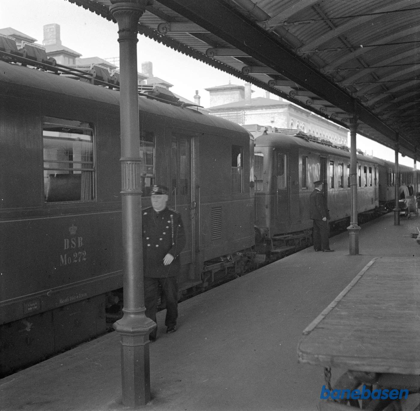 Motorvogn MO 272 + MO ??? på Roskilde station Motorvogn MO 272 + MO ??? på Roskilde station