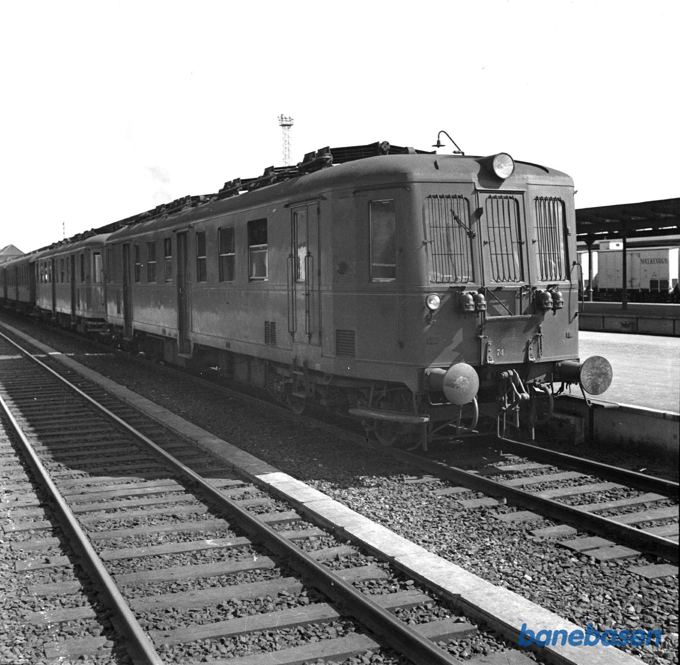 Motorvogn MO ??? + MO ??? På Roskilde station