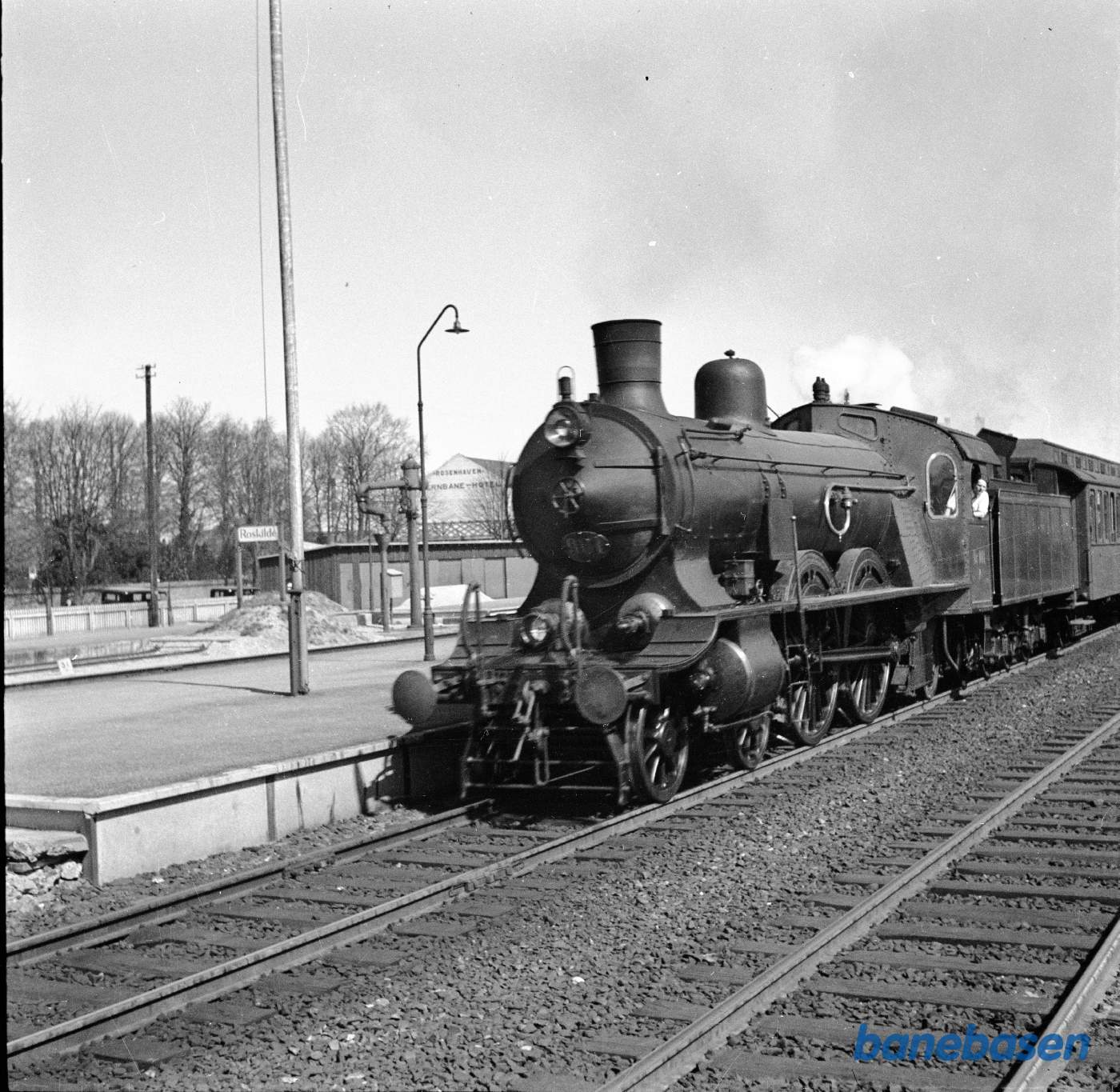 Damplokomotiv P 901 med persontog på Roskilde station Damplokomotiv P 901 med persontog på Roskilde station