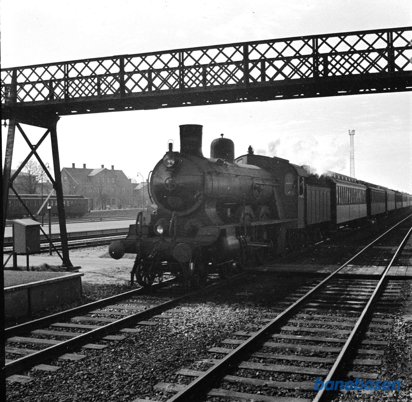 Damplokomotiv Ltr P med persontog . Indkørsel på Roskilde station Damplokomotiv Ltr P med persontog . Indkørsel på Roskilde station