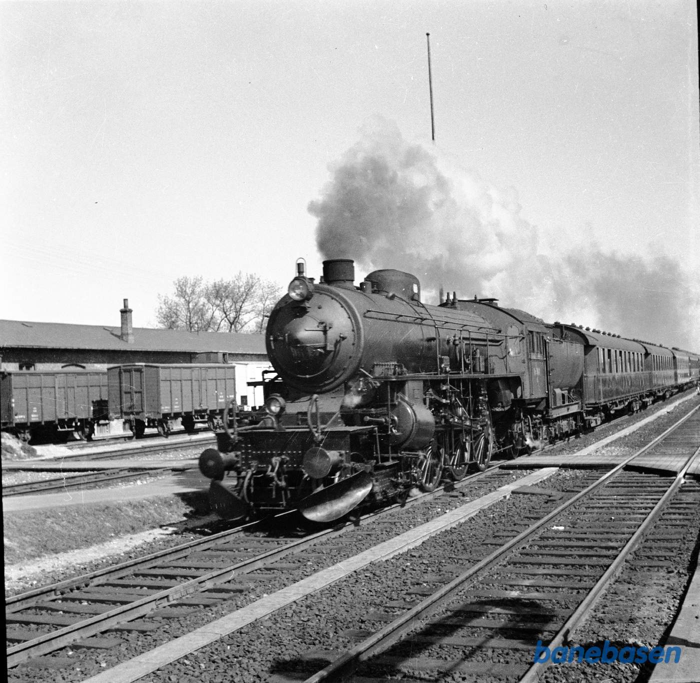 Damplokomotiv E 964 med persontog med international tog under indkørsel til Roskilde