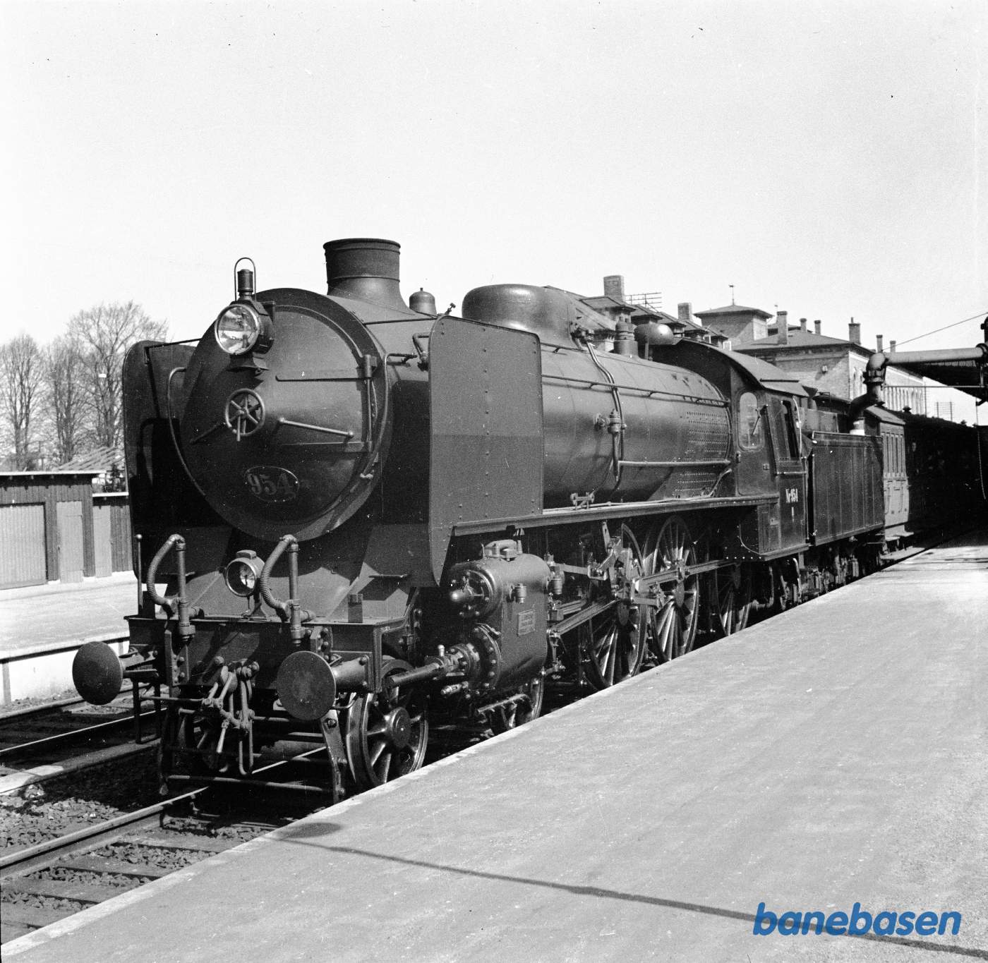 Damplokomotiv R 954 med persontog på Roskilde station