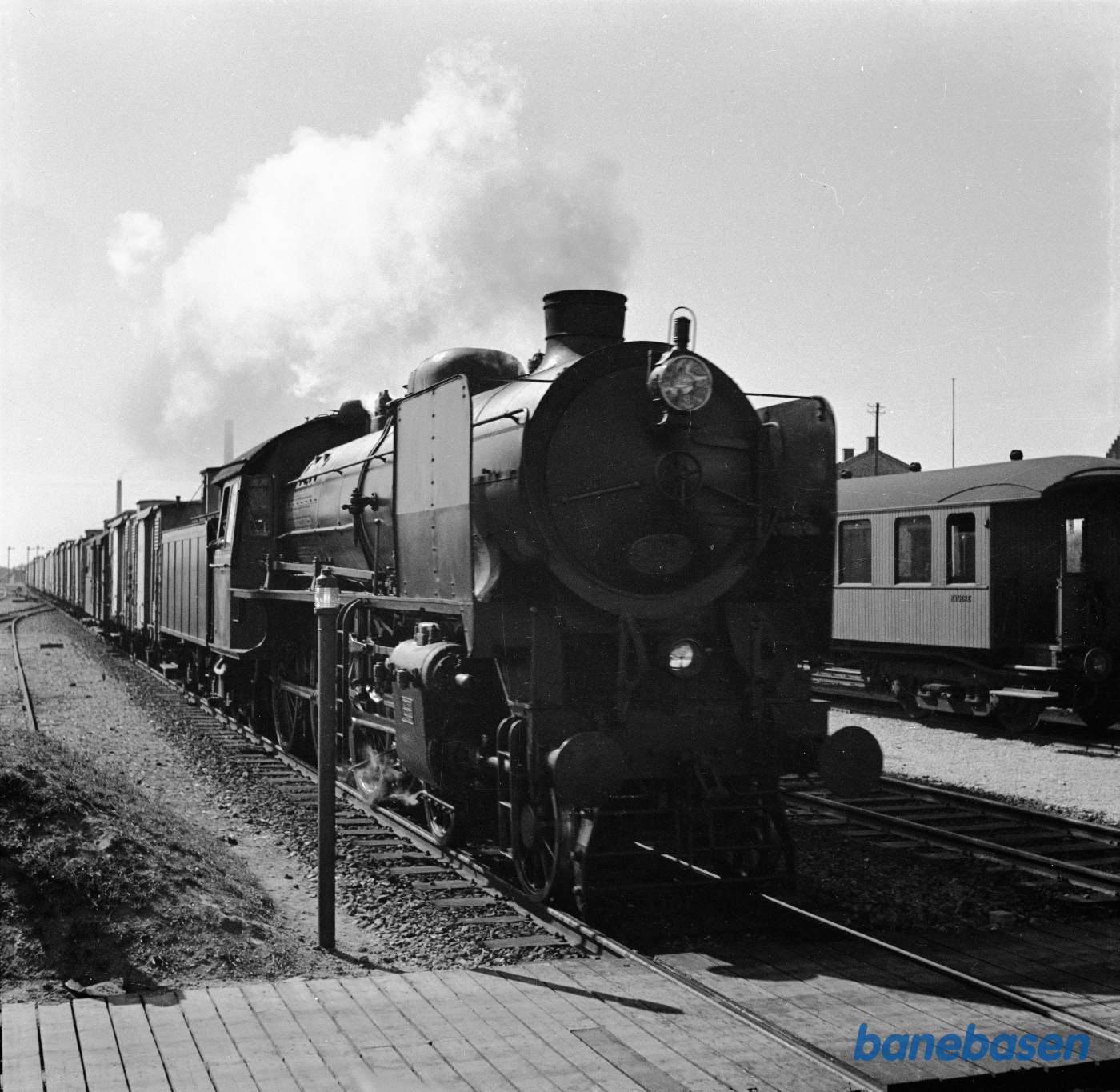 Damplokomotiv Ltr R med godstog på Roskilde station