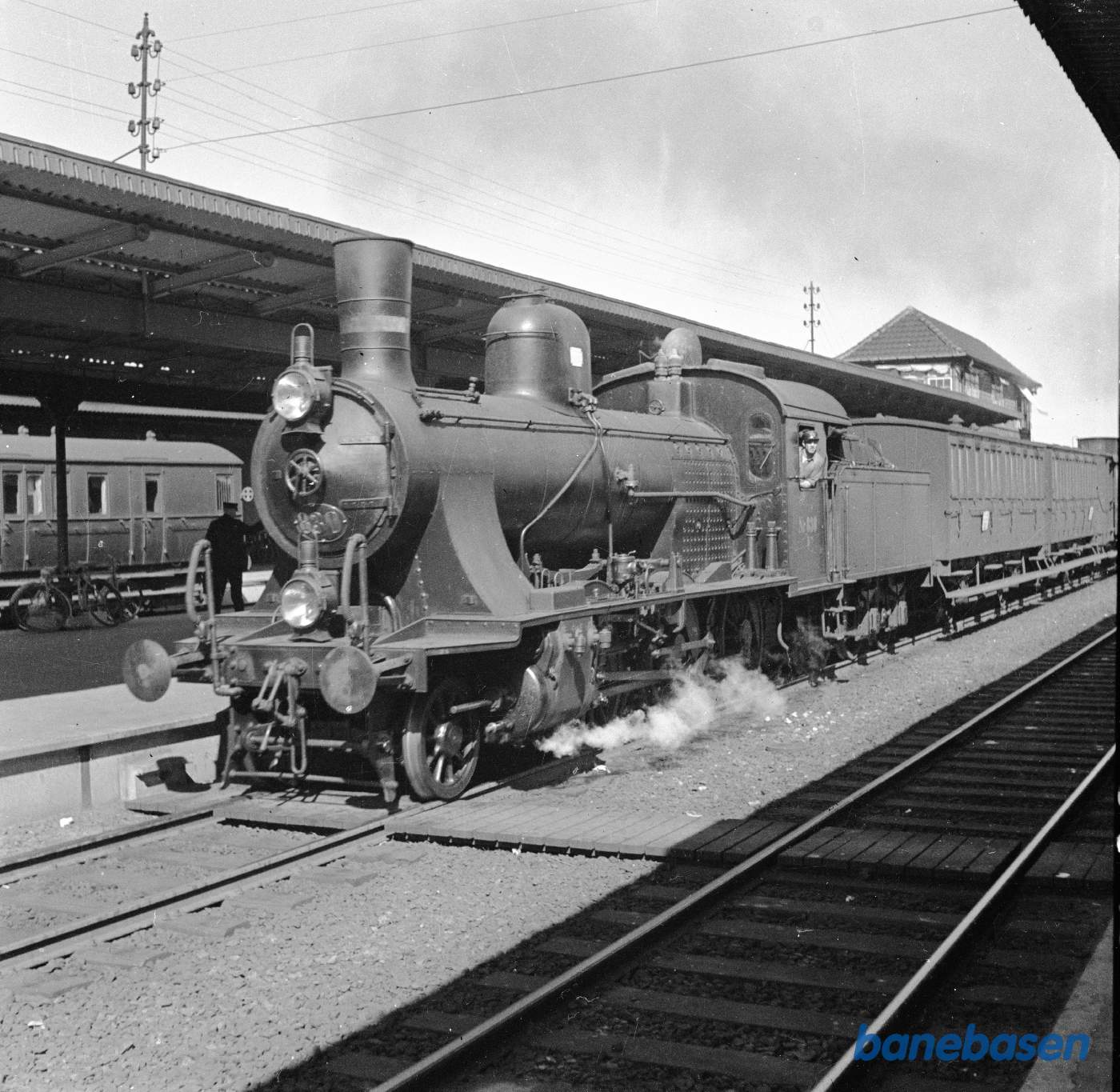Damplokomotiv D 830 med godstog på Roskilde station. Forrest i toget er 2 kupevogne Damplokomotiv D 830 med godstog på Roskilde station. Forrest i toget er 2 kupevogne