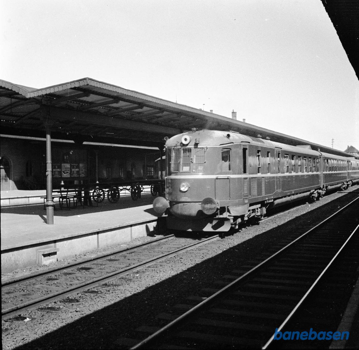 Lyntog holder på Roskilde station