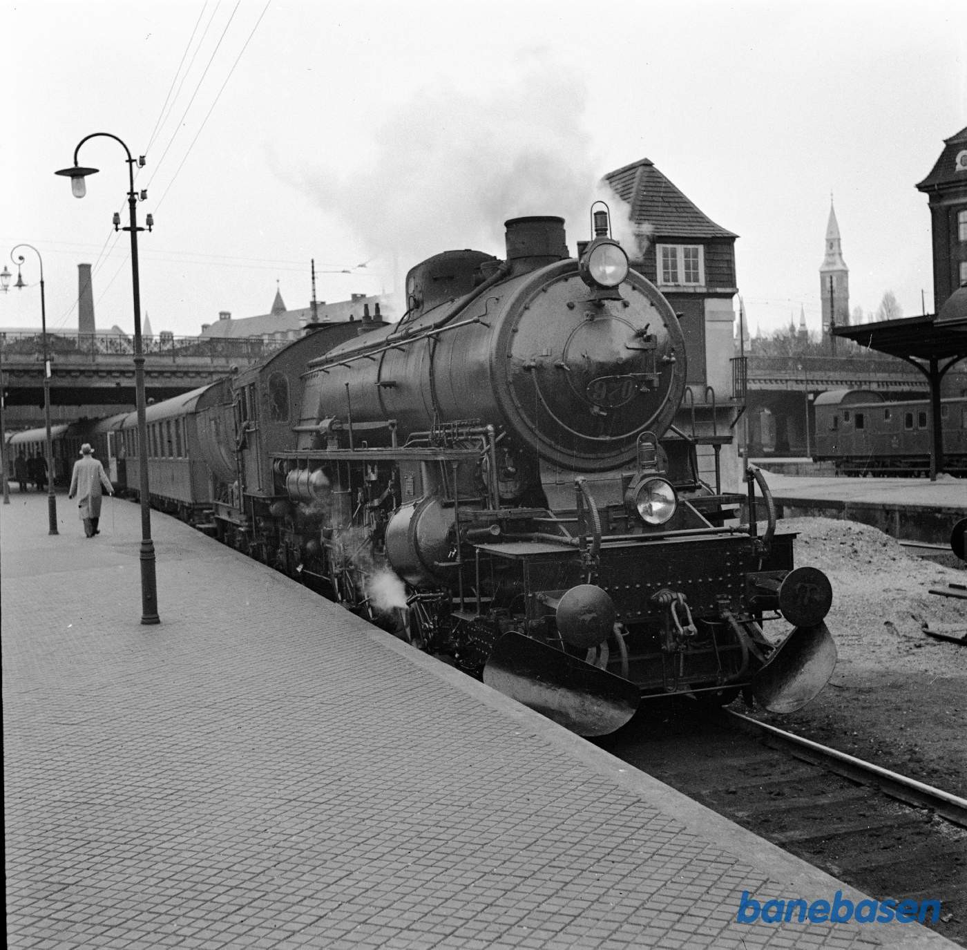 Damplokomotiv E 970 med persontog holder på Københavns hovedbanegård