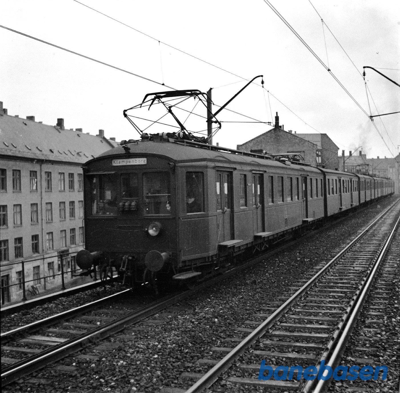 S-tog på højbanen på vej til Nørrebro station S-tog på højbanen på vej til Nørrebro station