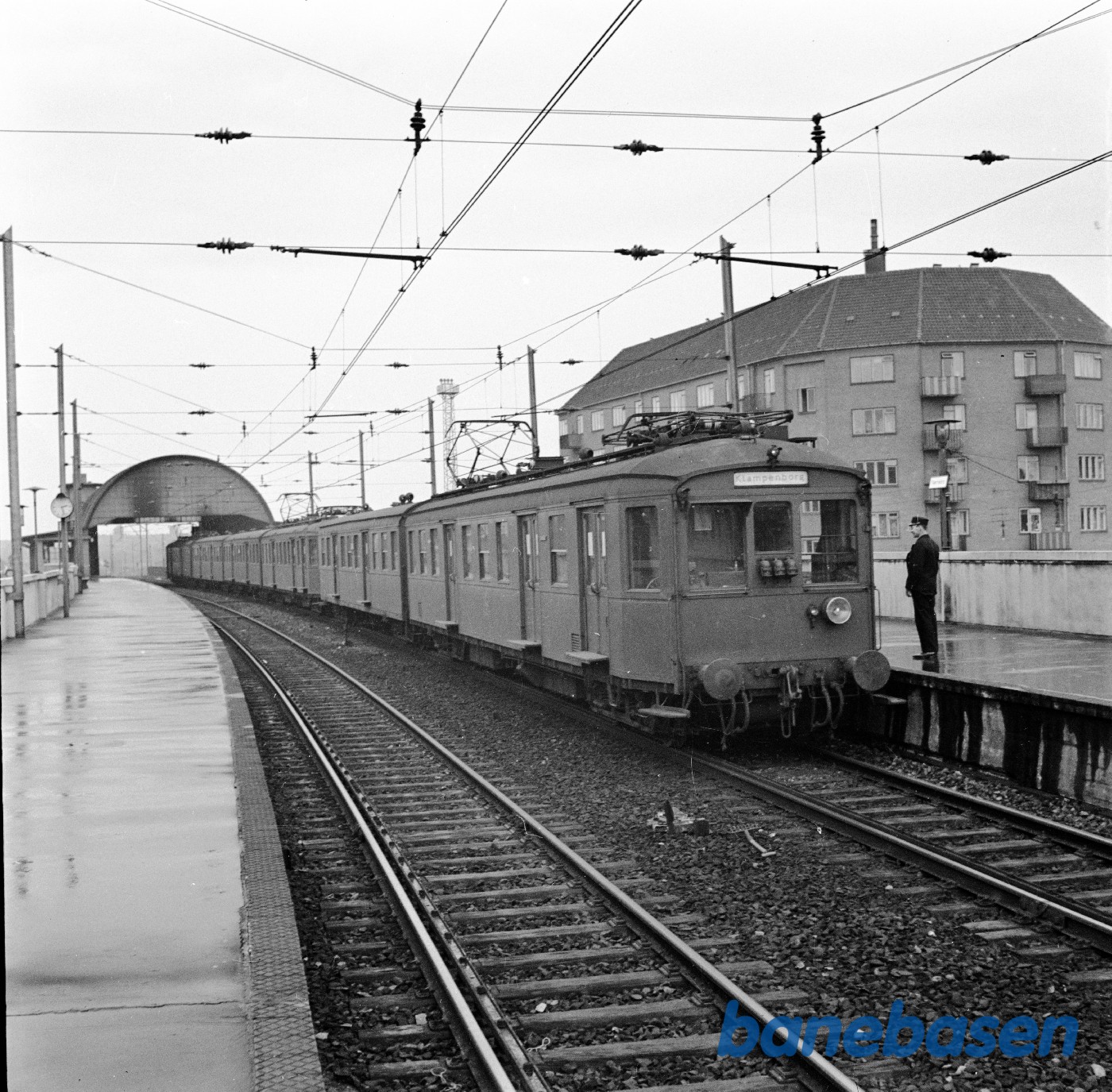 S-tog på højbanen på Nørrebro station S-tog på højbanen på Nørrebro station