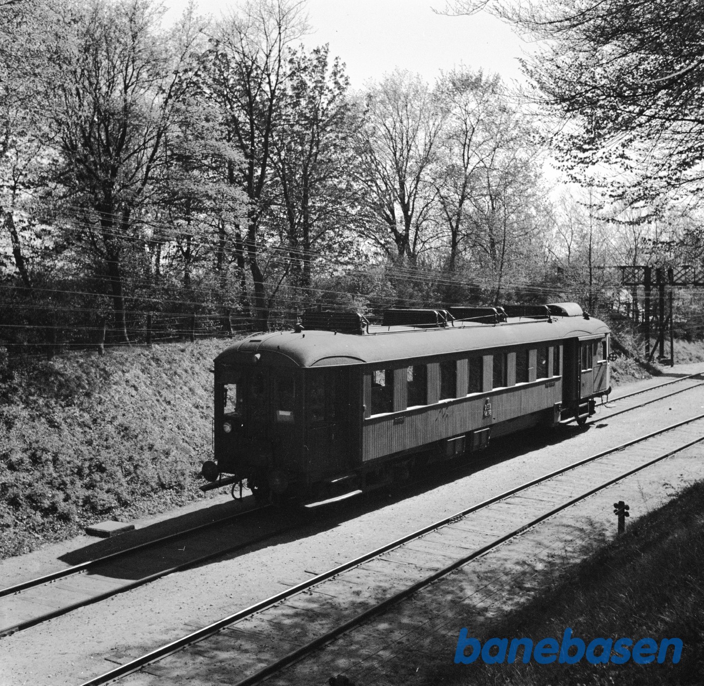 Motorvogn ML 98 kører lige nord for stationen Skive Nord. Det er inden de 2 baner deler sig. Motorvogn ML 98 kører lige nord for stationen Skive Nord. Det er inden de 2 baner deler sig.