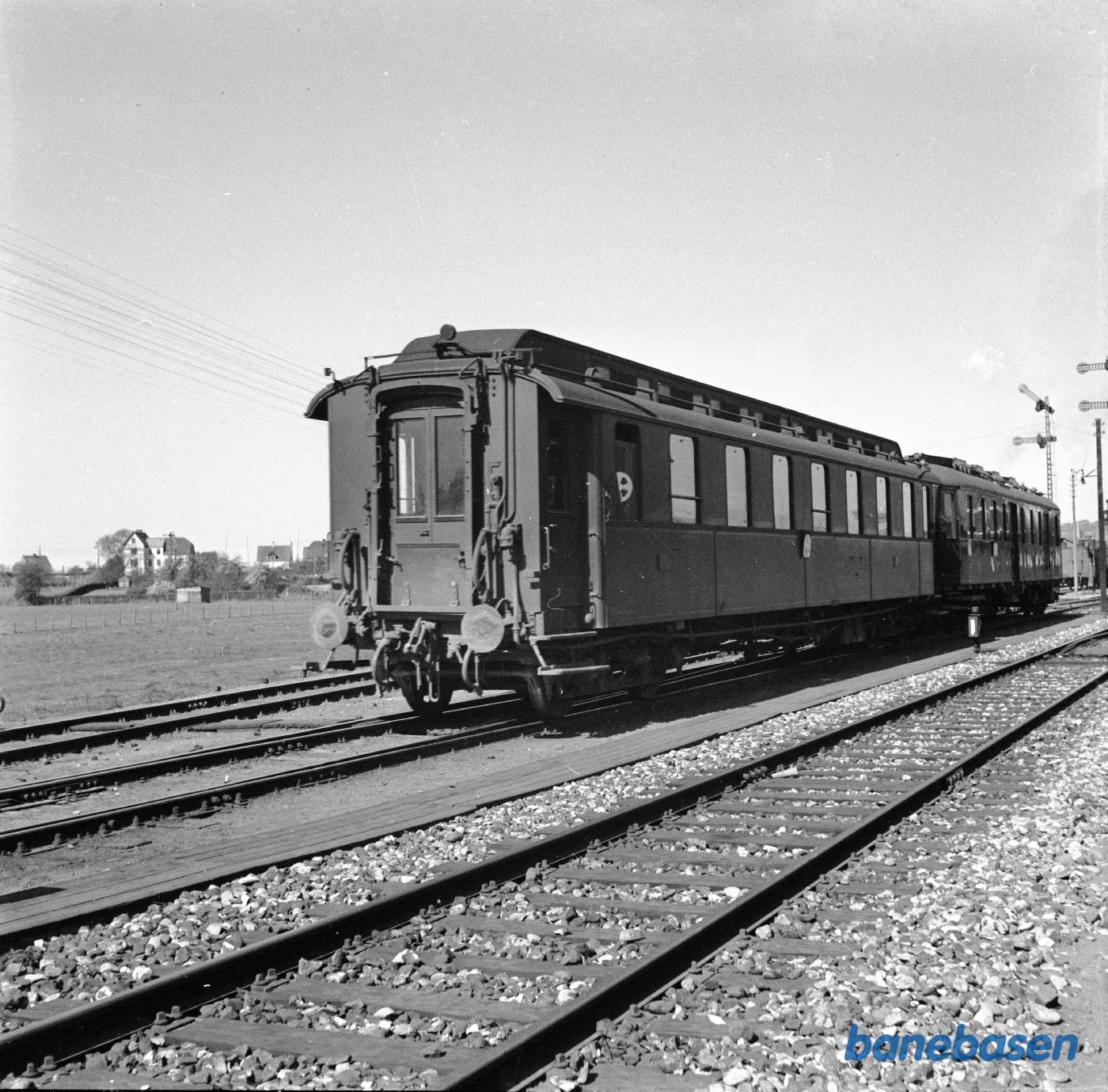 Skive H gamle station set fra Ø. Motorvogn MP med persontog.