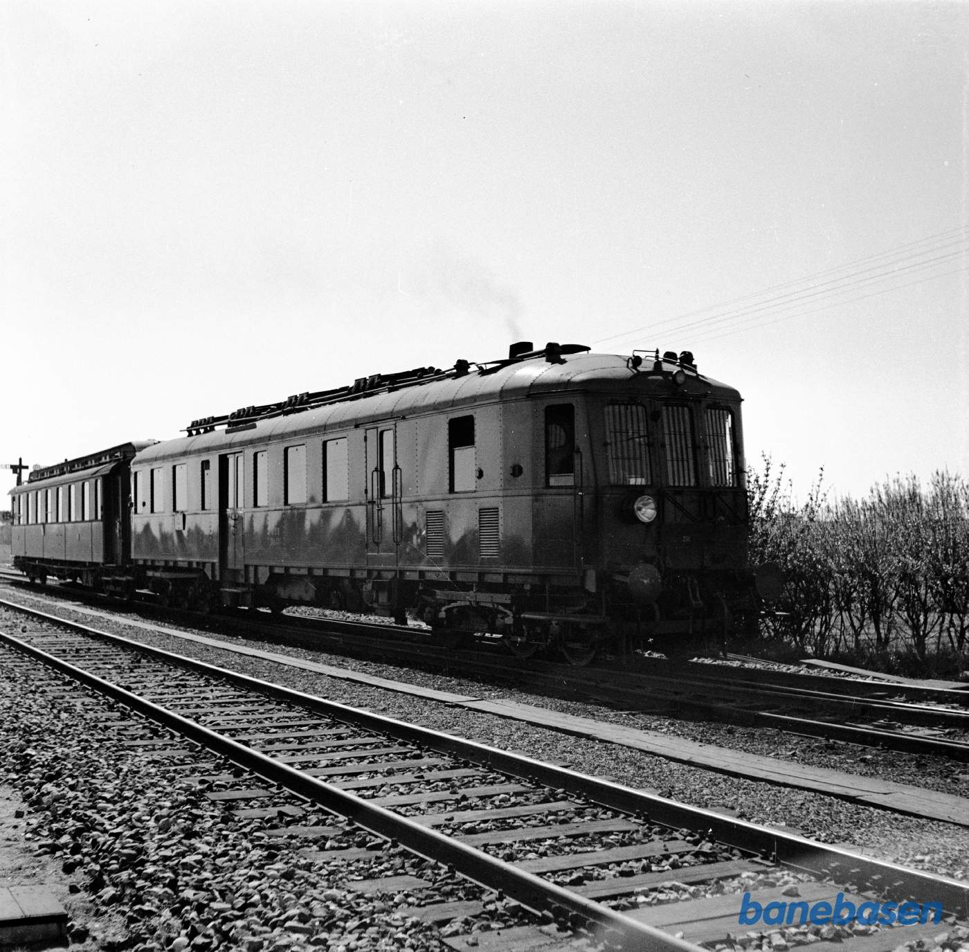 Motorvogn Ltr MP med personvogn afgår fra gl. Skive H