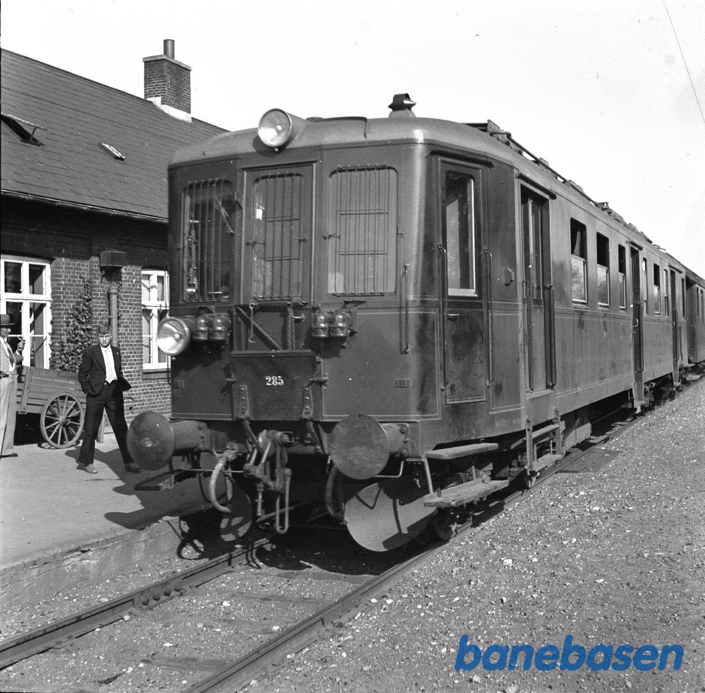 Persontog med MO 285 holder på Hvidbjerg station Persontog med MO 285 holder på Hvidbjerg station