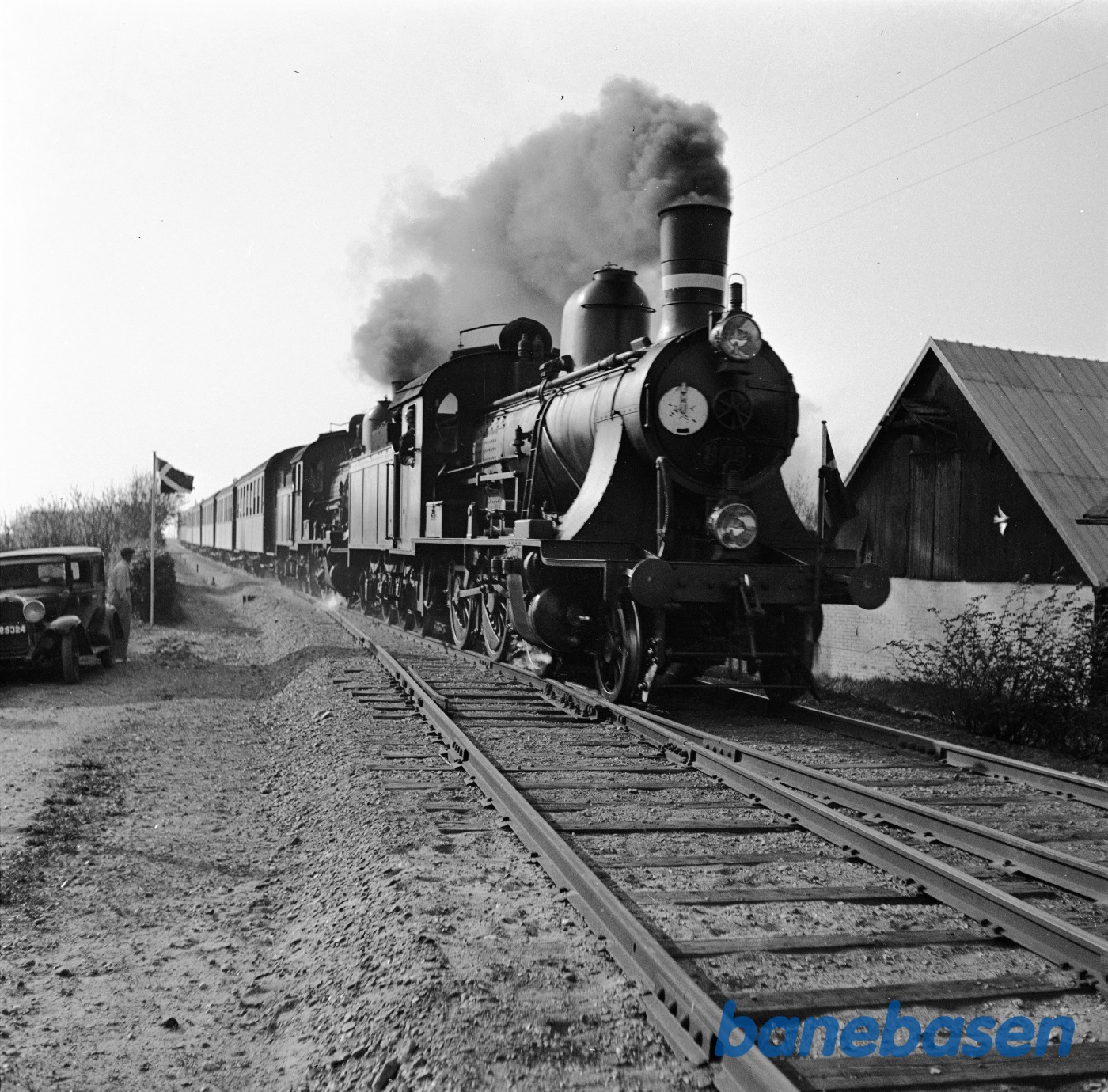 Damplokomotiv D 808 + D 830 med særtog kører gennem Hvidbjerg station Damplokomotiv D 808 + D 830 med særtog kører gennem Hvidbjerg station