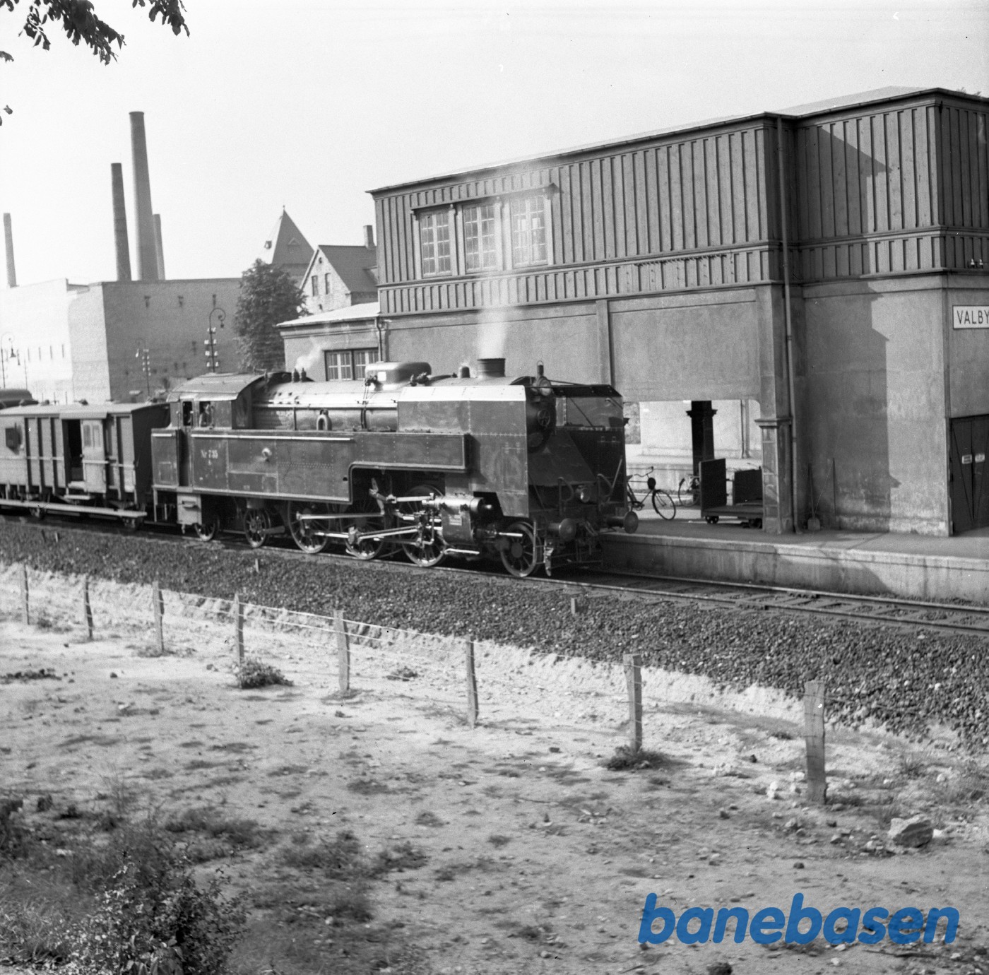 Damplokomotiv S 735 med tog holder ved Valby station Damplokomotiv S 735 med tog holder ved Valby station