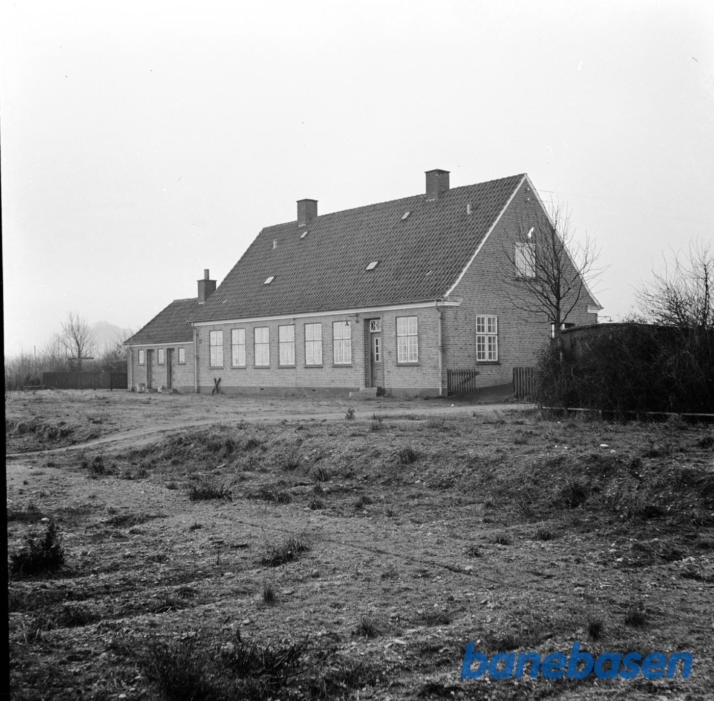 Stationsbygning i Jystrup i noget miserabel stand Stationsbygning i Jystrup i noget miserabel stand