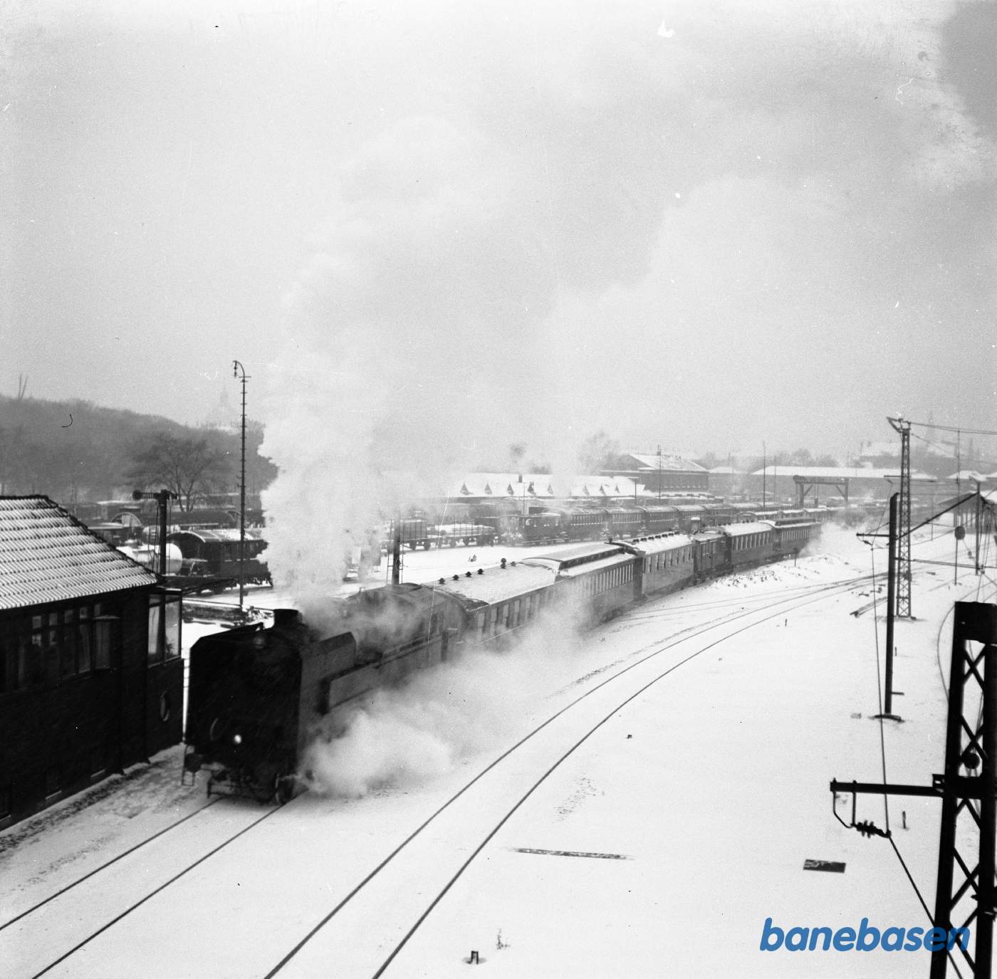Damplokomotiv ltr S med persontog på Østerport Station. Snevejr Damplokomotiv ltr S med persontog på Østerport Station. Snevejr