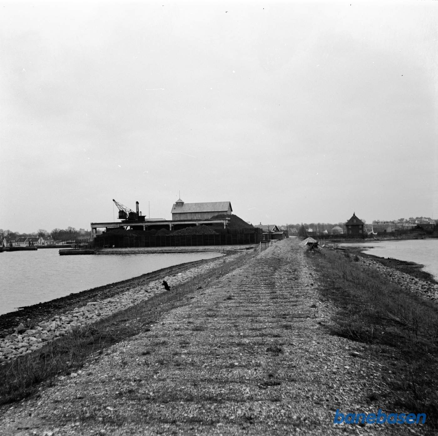 Midtbanen, Dæmning mellem Frederikssund og broen