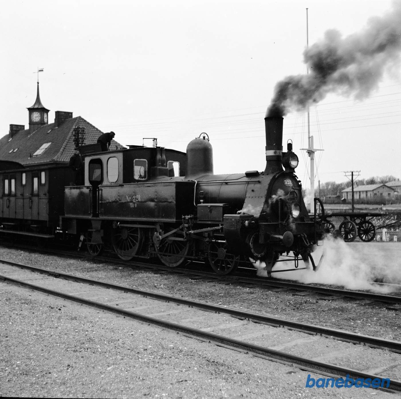 Damplokomotiv O 328 med persontog holder på ny Frederikssund station