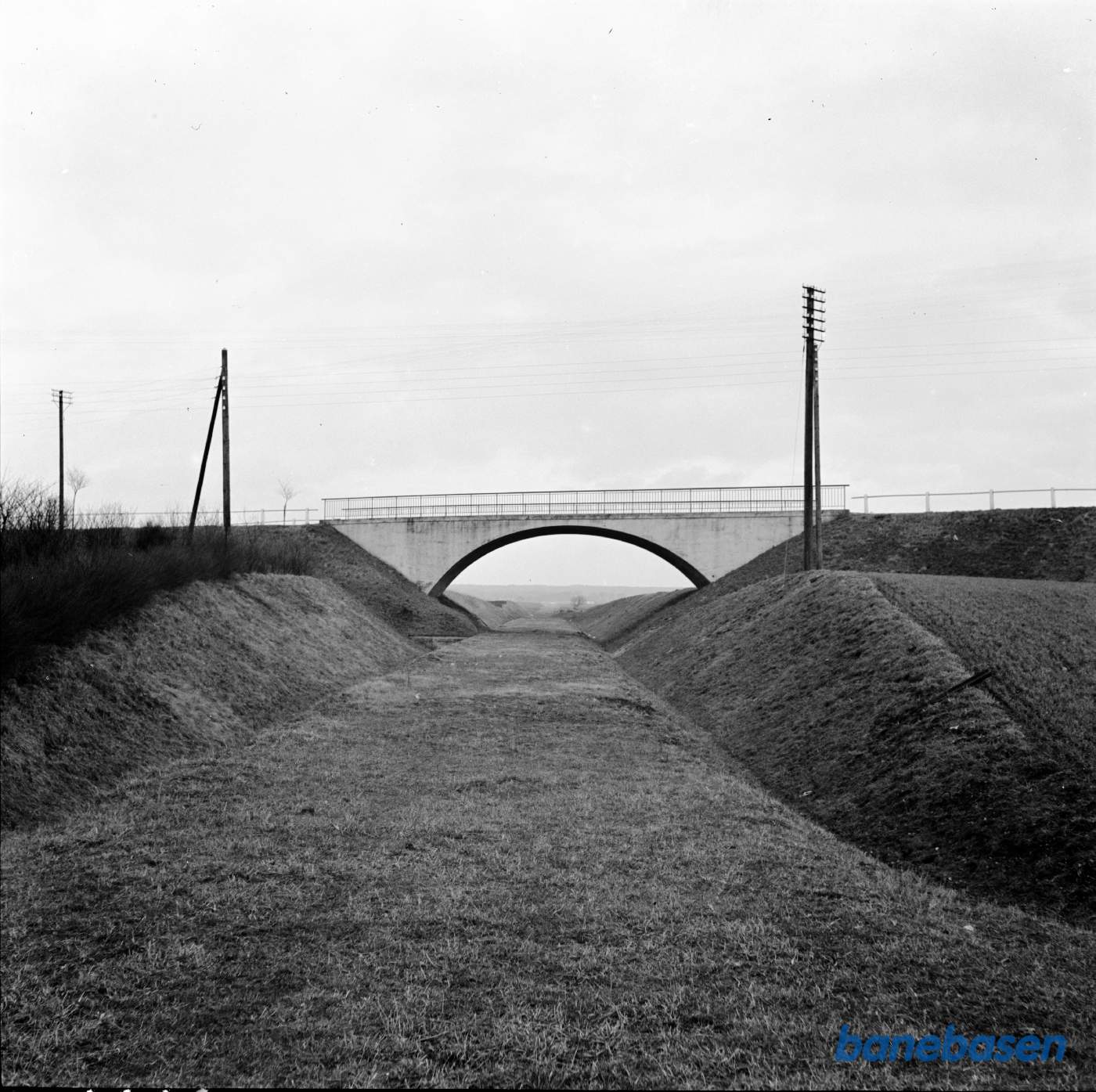 Bro over den del af Midtsjællands jernbane, der aldrig blev bygget