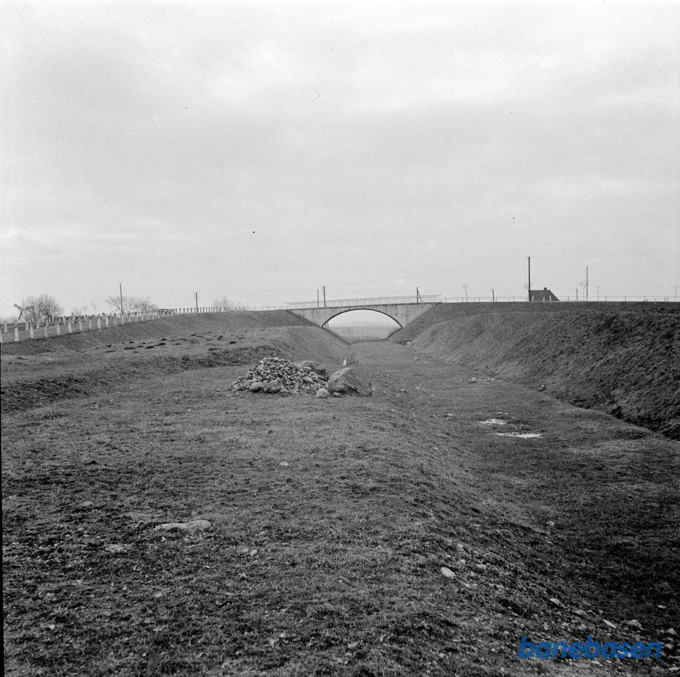 Bro over den del af Midtsjællandske jernbane, der aldrig blev bygget