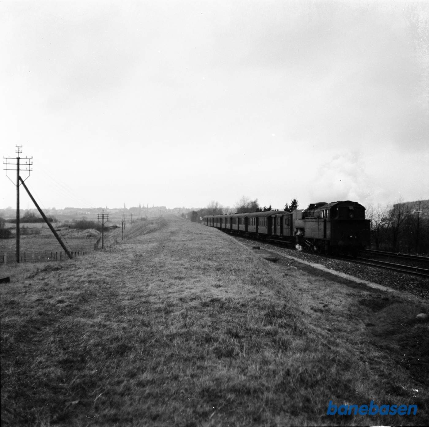 Syd for Hillerød Kommende HFHJ trace mod Slangerup. Persontog med Ltr S på Nordbanen