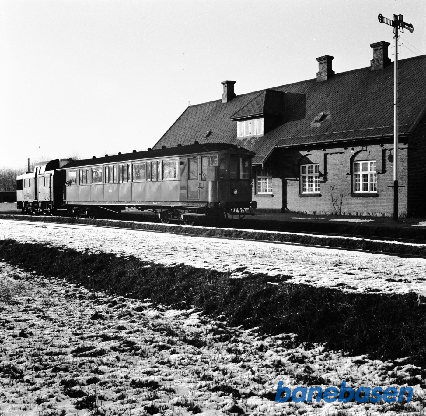 Motorlokomotiv KSB M 1 med styrevogn S 1 på Slangerup station Motorlokomotiv KSB M 1 med styrevogn S 1 på Slangerup station