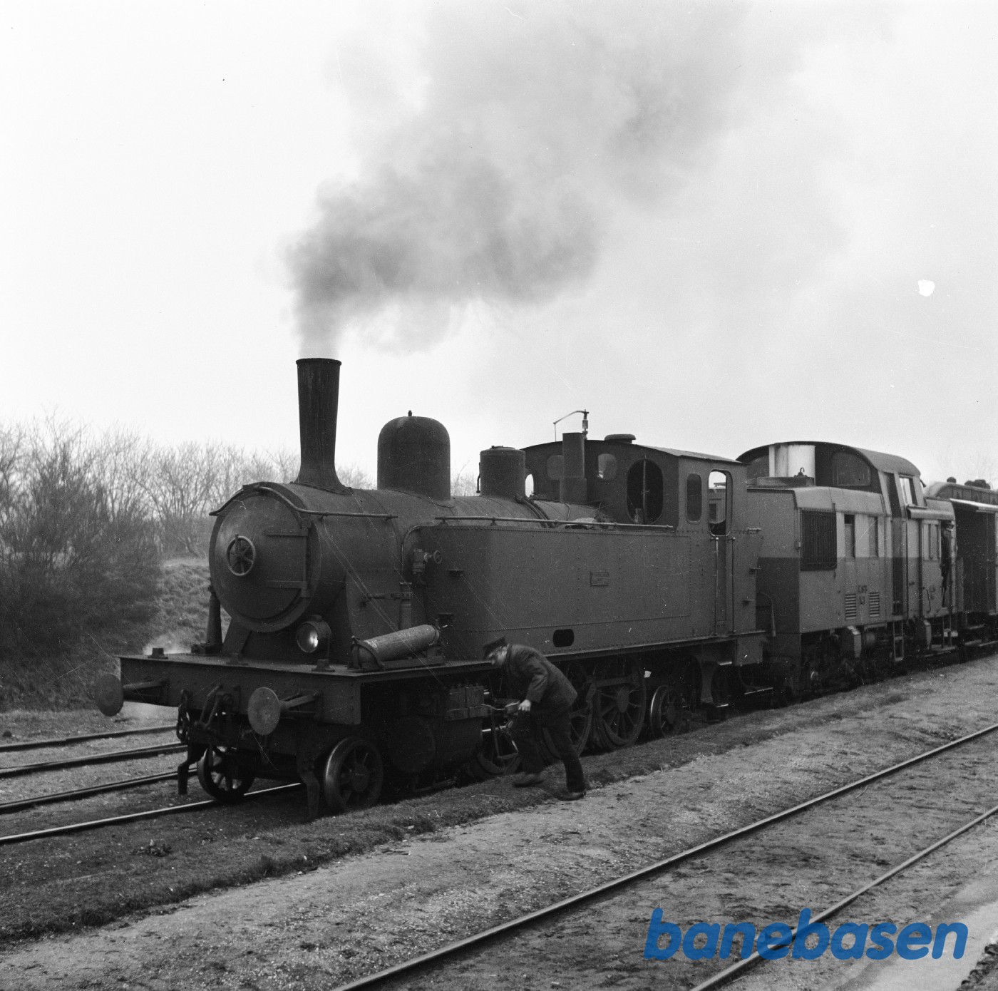 Damplomotiv KSB 1C1 og motorlokomotiv KSB M 1 på København L Damplomotiv KSB 1C1 og motorlokomotiv KSB M 1 på København L