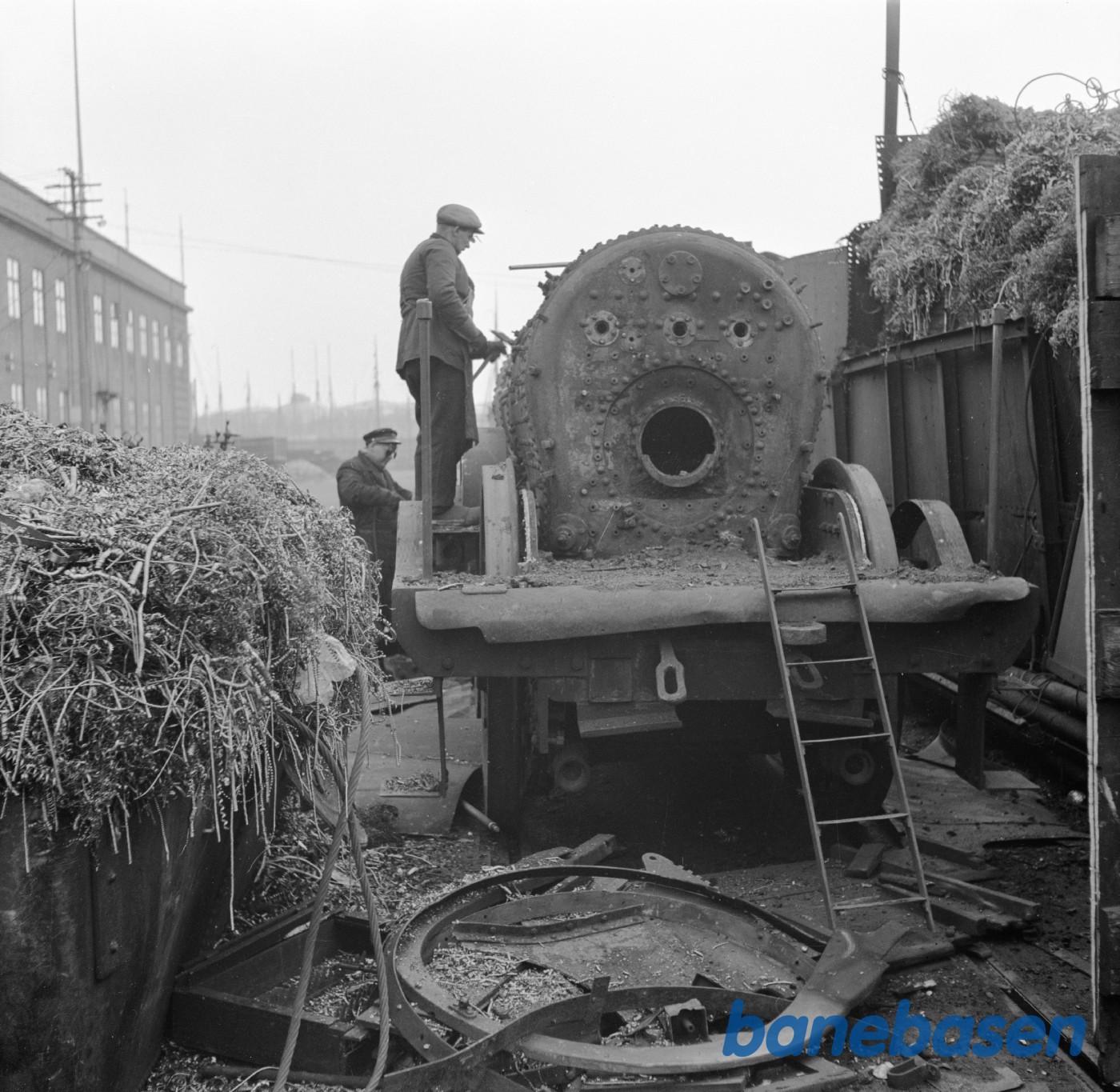 Damplokomotiv FS 259 under ophugning hos Levin & Co . Københavns frihavn Damplokomotiv FS 259 under ophugning hos Levin & Co . Københavns frihavn