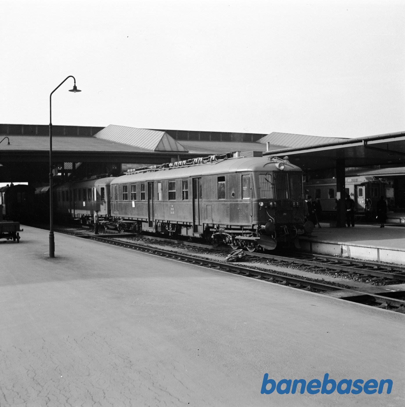 Motorlokomotiv MO 261 med tog på Fredericia station Motorlokomotiv MO 261 med tog på Fredericia station