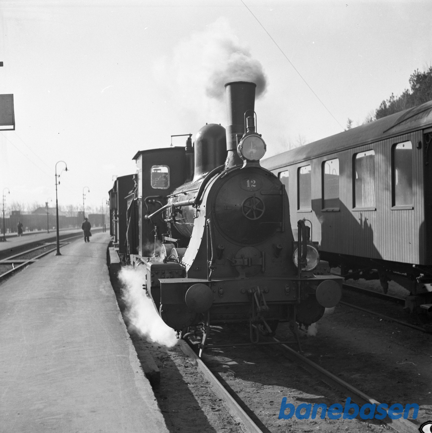 Damplokomotiv J 12 med tog på Hobro station Damplokomotiv J 12 med tog på Hobro station