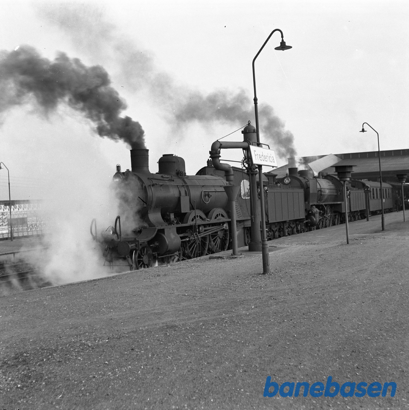 Damplokomotiv P ??? + R 945 med persontog på Fredericia station Damplokomotiv P ??? + R 945 med persontog på Fredericia station