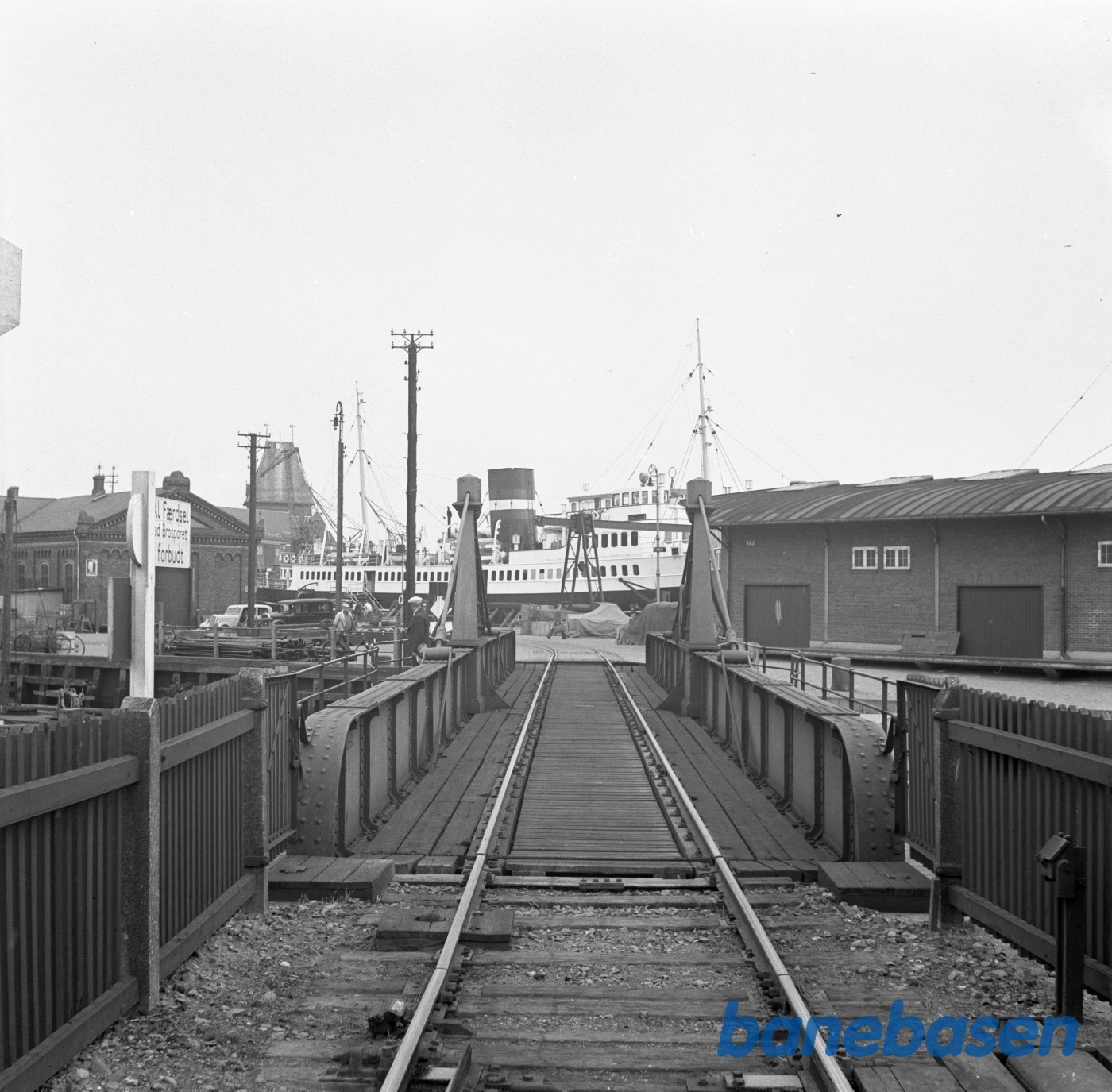 Gammel svingbro over Aarhus Å. M/S Jylland eller Kalundborg i baggrunden Gammel svingbro over Aarhus Å. M/S Jylland eller Kalundborg i baggrunden