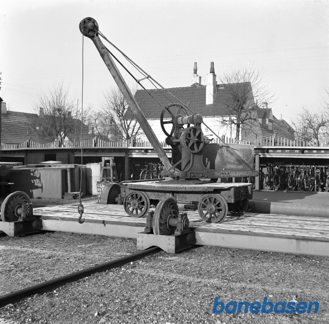 Gammel kran på centralværkstedet i København. Brugtes til ind - og udtagning af varmekedler Gammel kran på centralværkstedet i København. Brugtes til ind - og udtagning af varmekedler