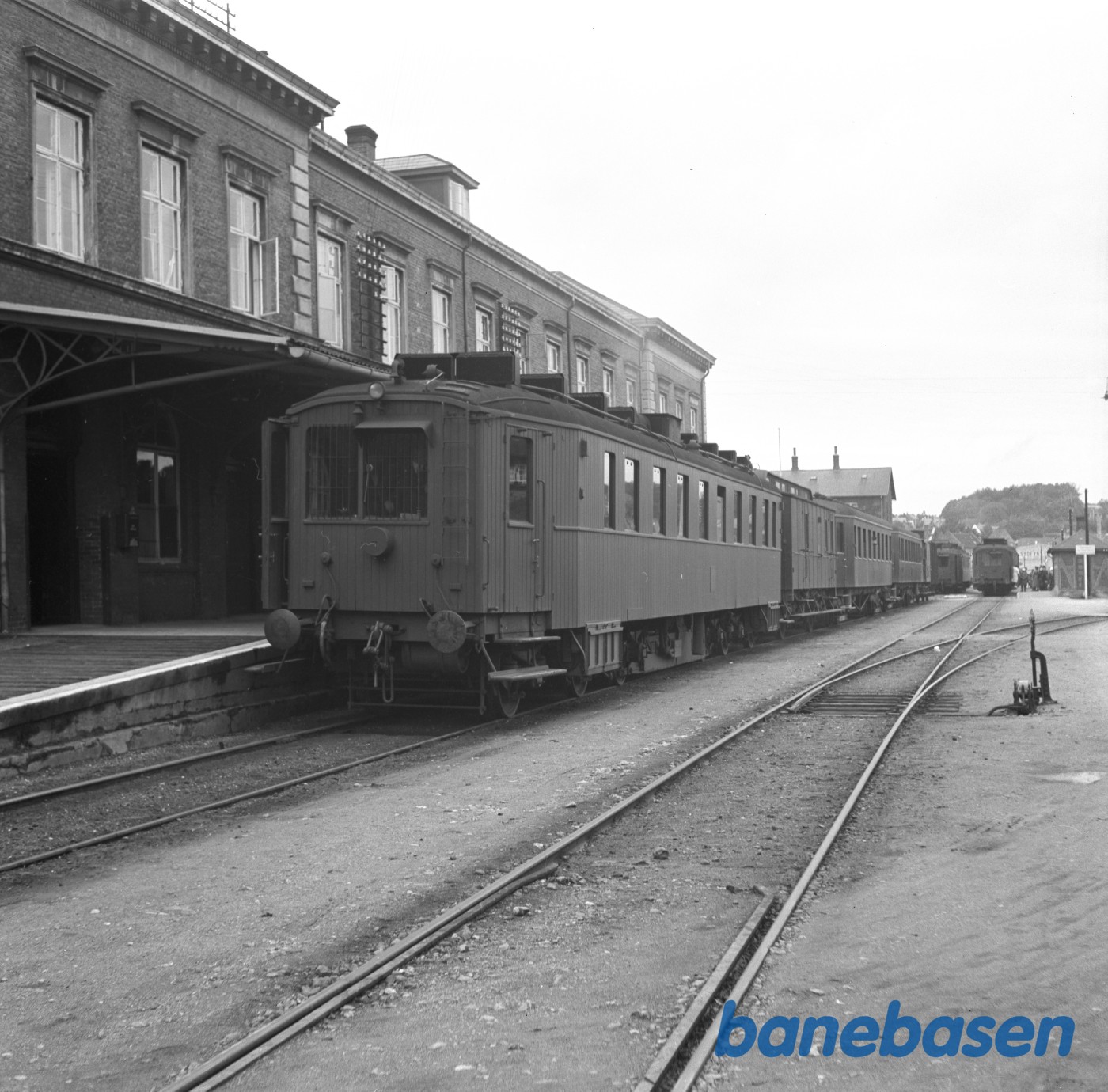 Motorlokomotiv SFJ MD med persontog på Svendborg station Motorlokomotiv SFJ MD med persontog på Svendborg station