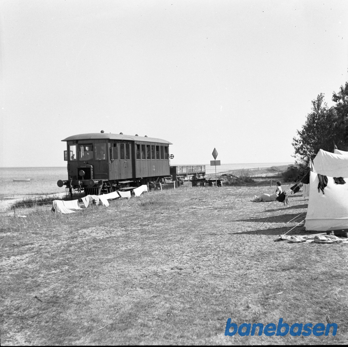 Motorvogn LB M 2 med en åben godsvogn syd for Spodsbjerg ved stranden Motorvogn LB M 2 med en åben godsvogn syd for Spodsbjerg ved stranden