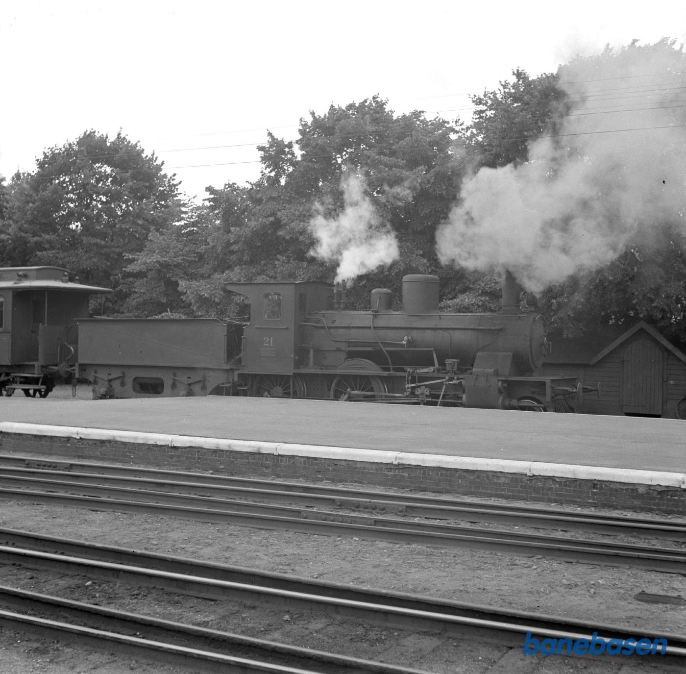 Damplokomotiv SNB 21 med persontog på Nyborg H. 1. vogn er en ONFJ vogn