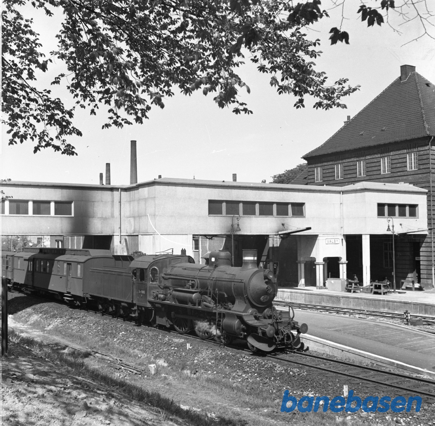 Damplokomotiv P 906 med persontog på den nye Valby station Damplokomotiv P 906 med persontog på den nye Valby station