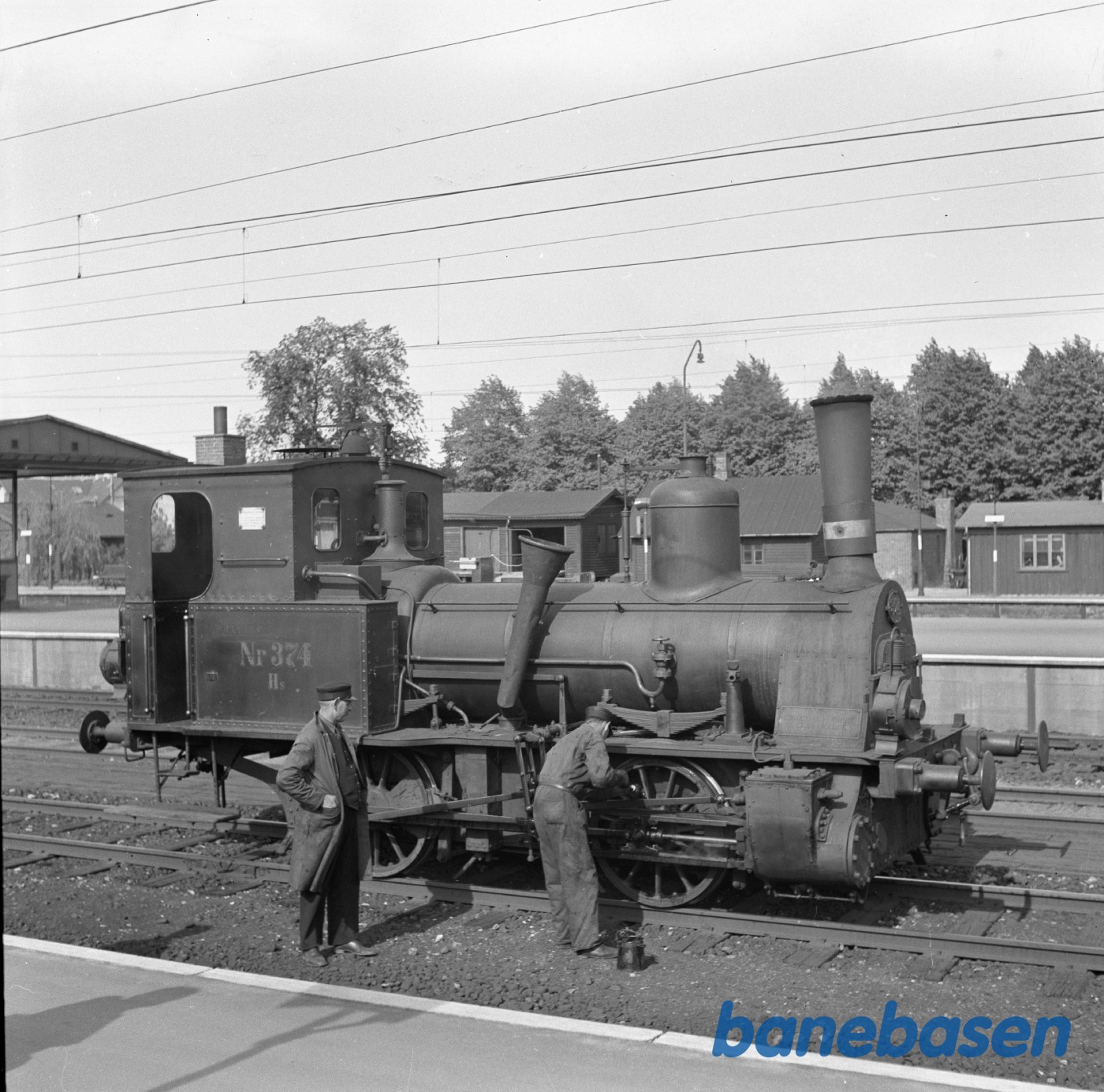 Damplokomotiv Hs 374 rangerer på Hellerup Station. Smøring af maskinen Damplokomotiv Hs 374 rangerer på Hellerup Station. Smøring af maskinen