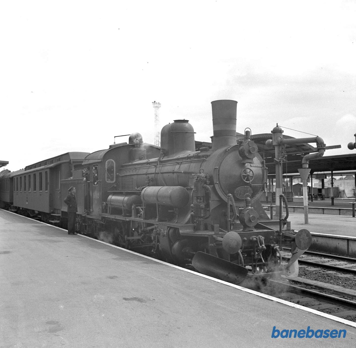 Damplokomotiv D 842 med persontog på Roskilde station