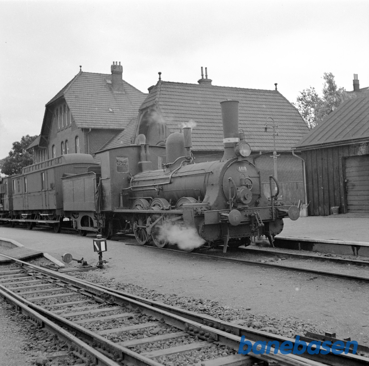 Damplokomotiv G 169 med tog på Sønderborg H station Damplokomotiv G 169 med tog på Sønderborg H station