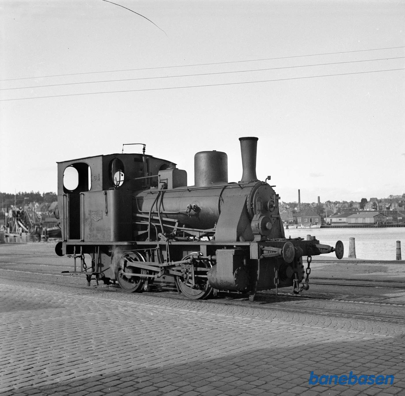 Damplokomotiv SFJ 36 rangerer på havnen i Svendborg