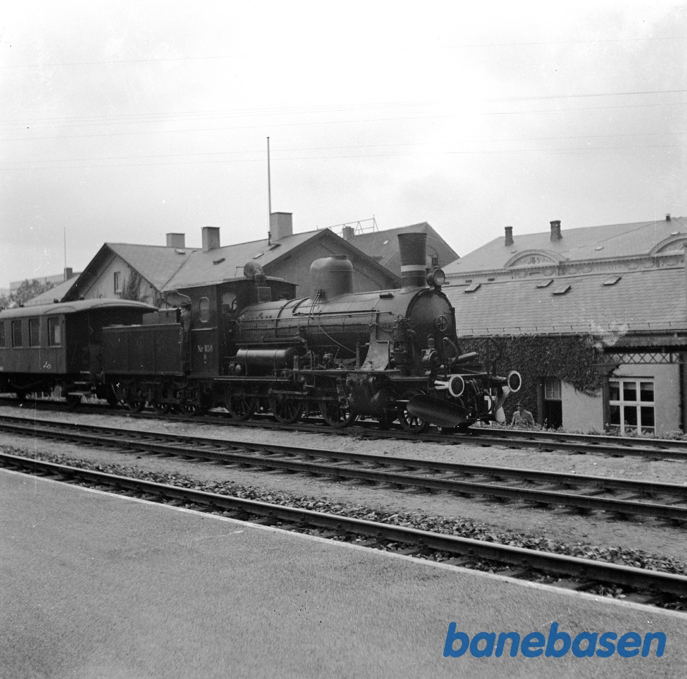 Damplokomotiv D 858 med personvogn på Vejle H station Damplokomotiv D 858 med personvogn på Vejle H station