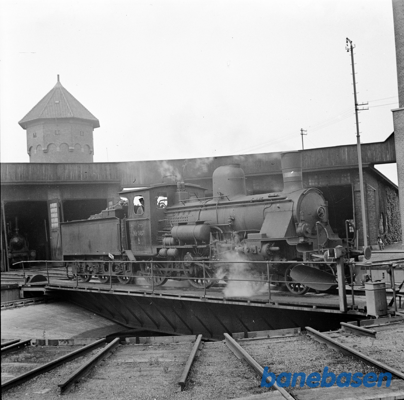 Damplokomotiv K 507 ved maskindepotet i Nyborg. På drejeskiven Damplokomotiv K 507 ved maskindepotet i Nyborg. På drejeskiven