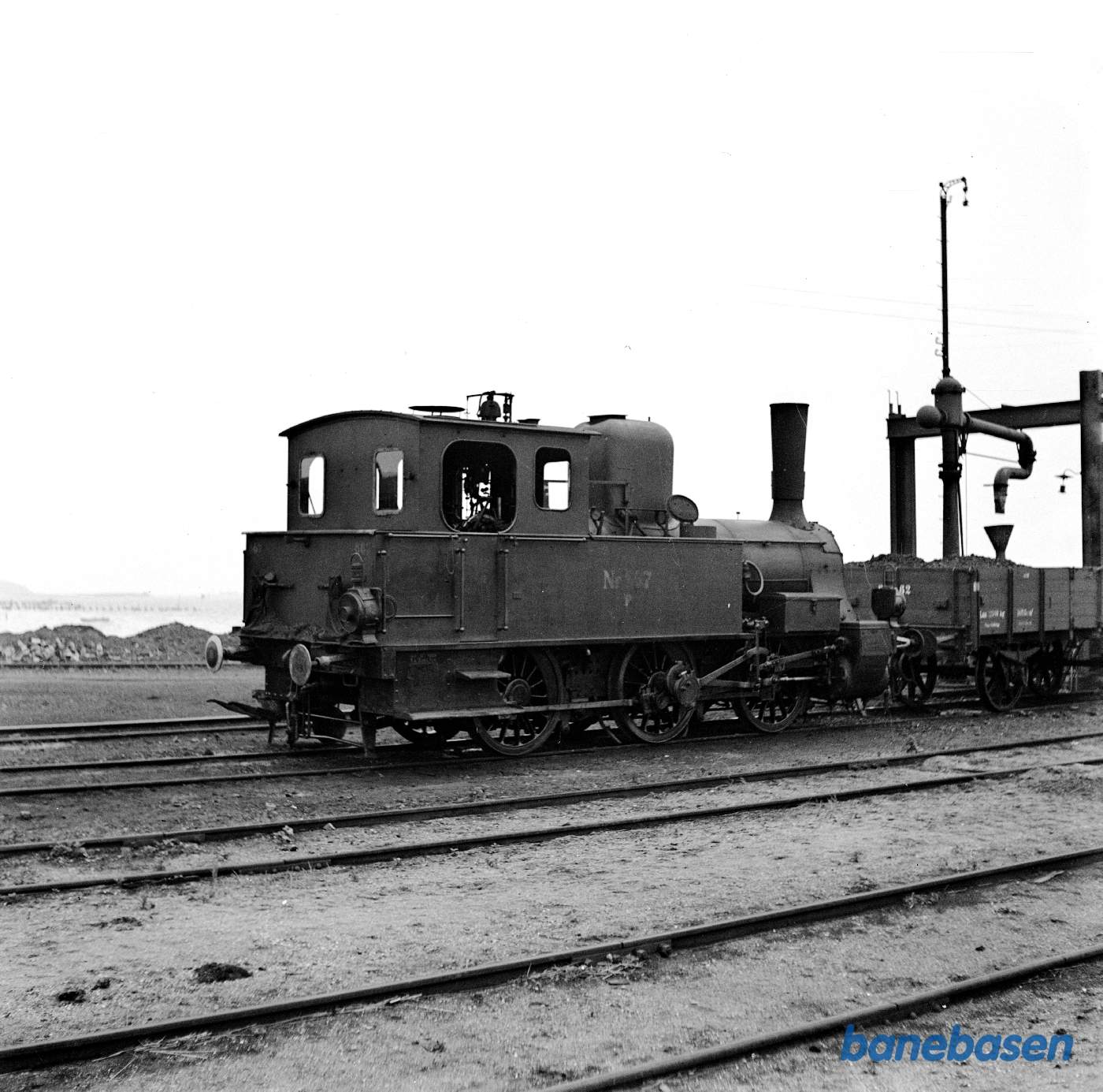 Damplokomotiv F 667 ved maskindepotet i Nyborg