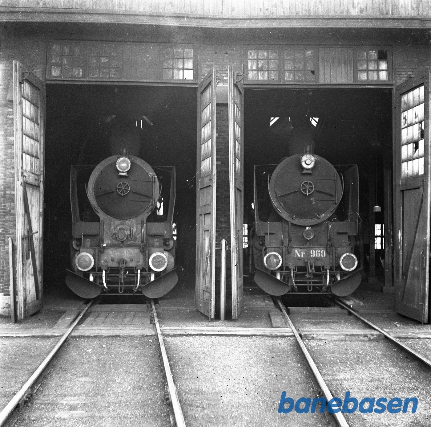 Damplokomotiv R 943 og R 960 i remisen i Nyborg Damplokomotiv R 943 og R 960 i remisen i Nyborg