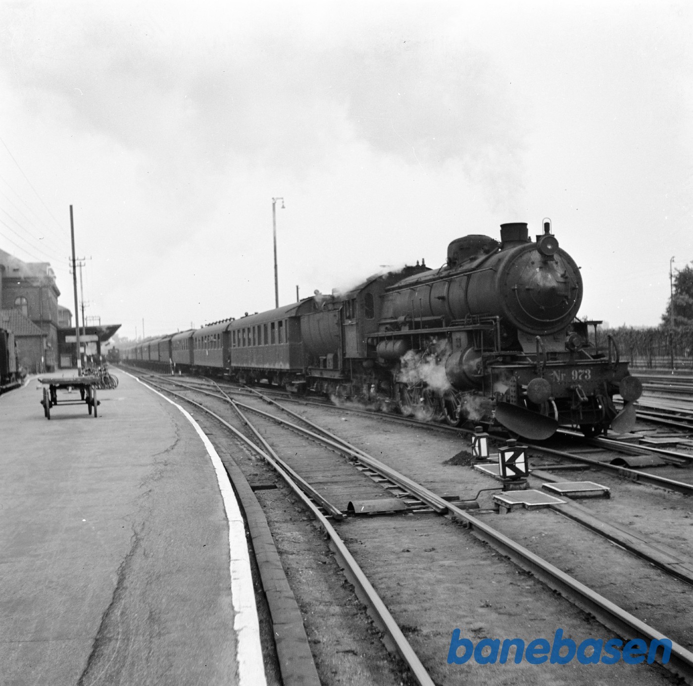 Damplokomotiv E 973 med persontog på Nyborg H Damplokomotiv E 973 med persontog på Nyborg H