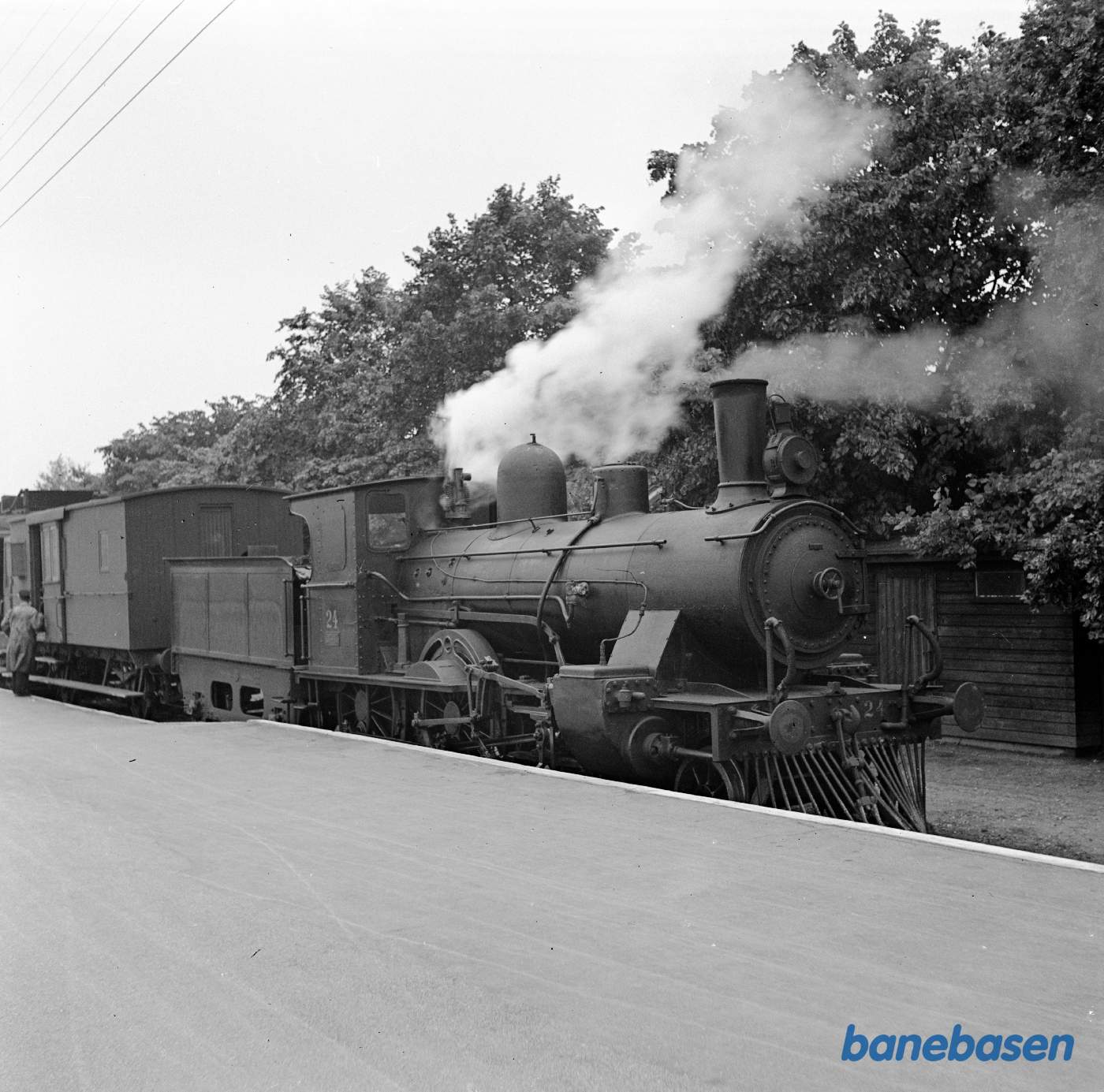 Damplokomotiv ONFJ 24 med tog på Nyborg H station