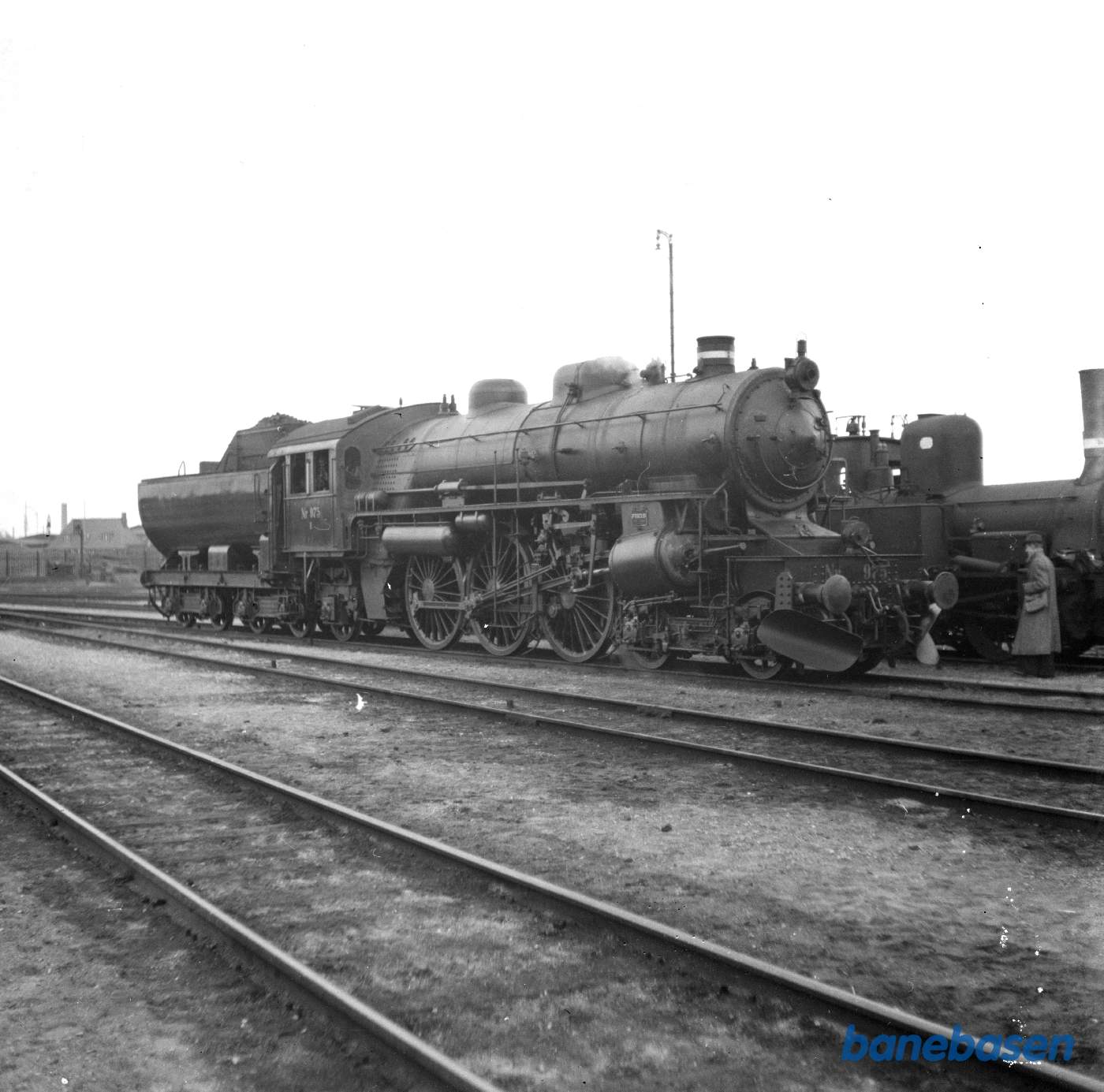 Damplokomotiv E 975 + F ??? Ved maskindepotet på København GB