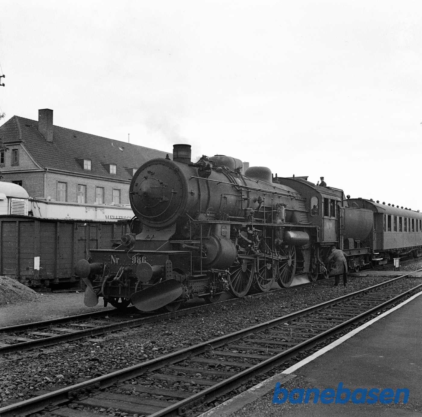 Damplokomotiv P 986 med tog på Næstved station Damplokomotiv P 986 med tog på Næstved station