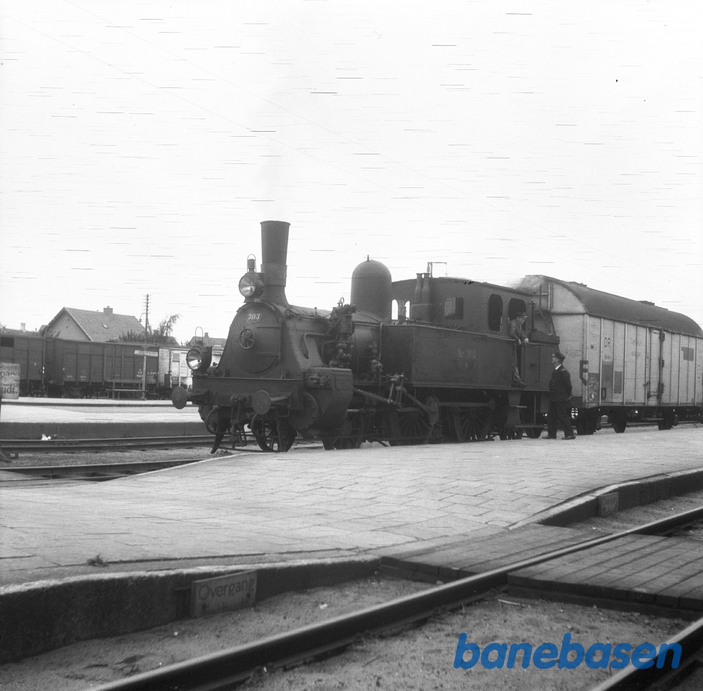 Damplokomotiv O 303 med godsvogn på Viborg station Damplokomotiv O 303 med godsvogn på Viborg station